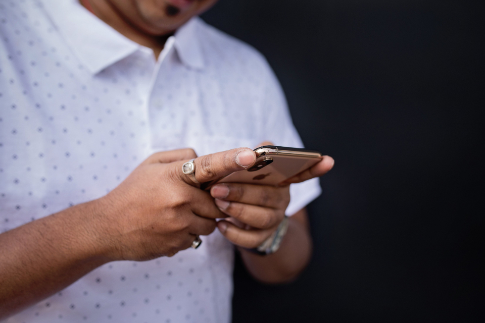 telefon z wyciszonymi powiadomieniami