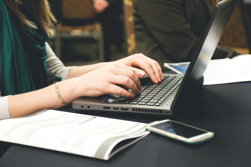laptop z uporządkowanymi folderami